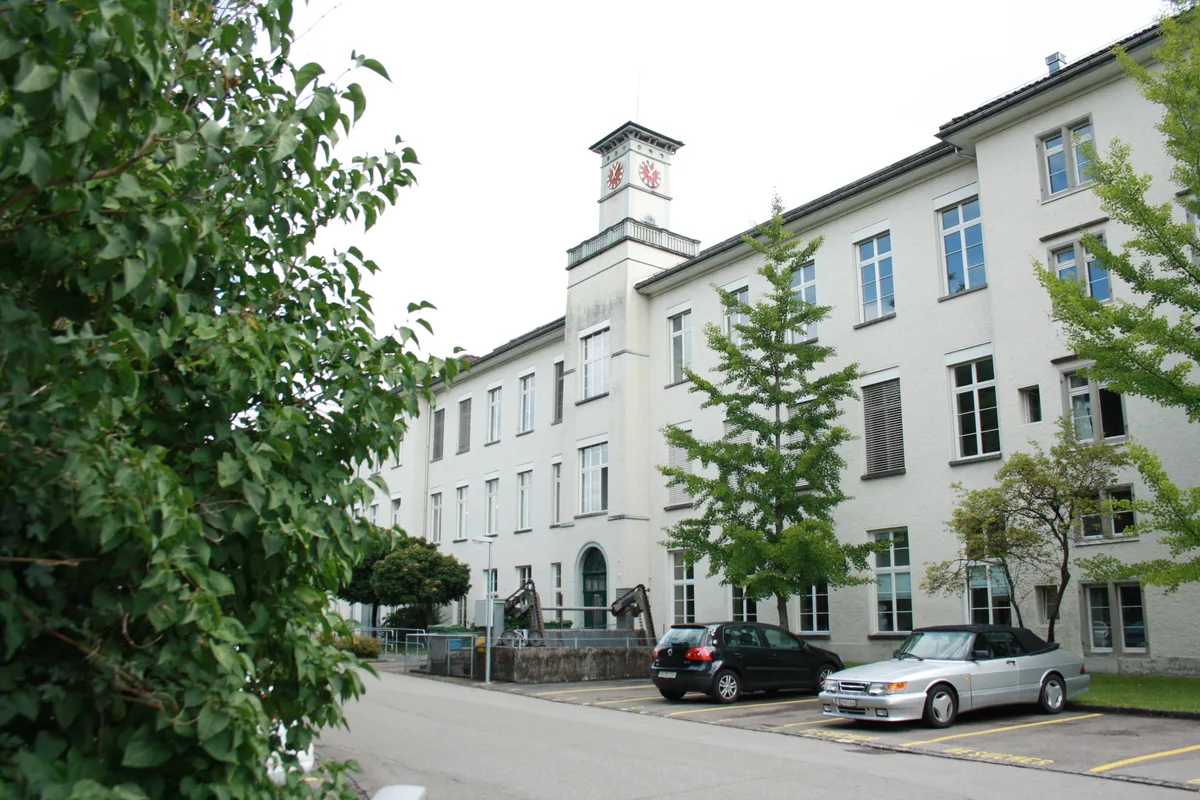 Eine alte Fabrik mit Türmchen.